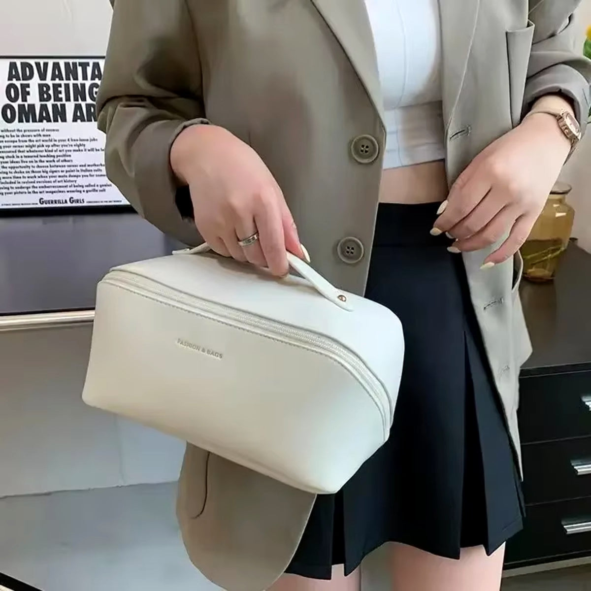 Vanity carried by hand